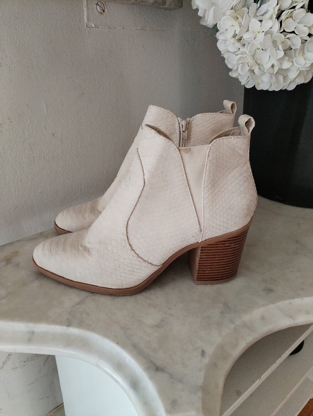 Altar’d State Crocodile Western Booties Cowboy Boots Ivory Womens Size 1…